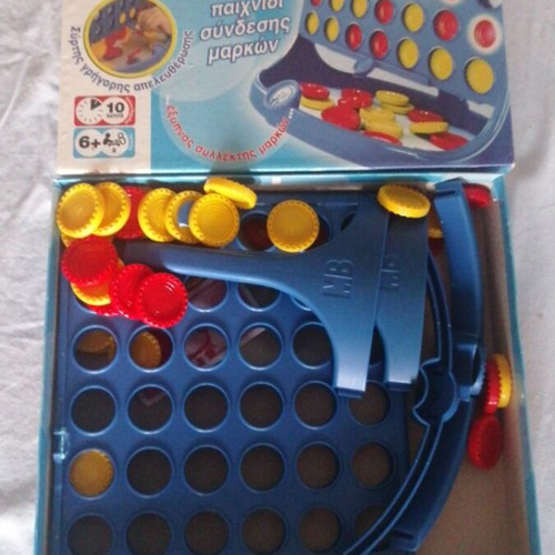Score 4 board game like new, classic connection game