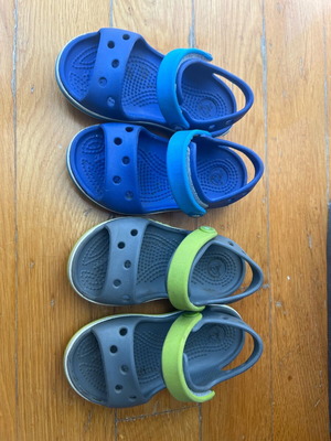Crocs σαν καινούργια, δύο ζευγάρια, μέγεθος 22-23, μπλε και πράσινα