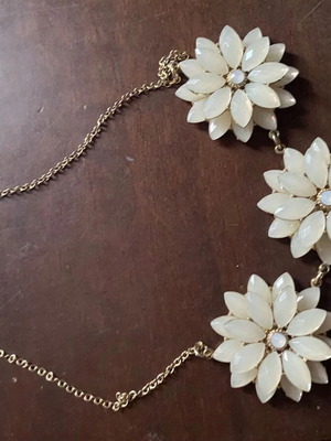 Apefthon necklace like new, white and beige