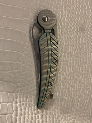 Knife shaped like a kiss