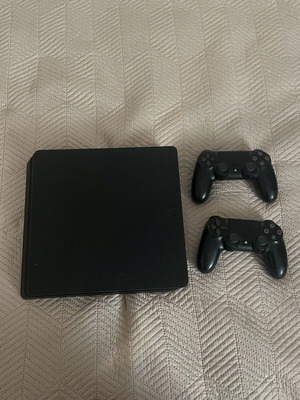 PS4 Slim 1TB κονσόλα με 2 χειριστήρια και καλώδια