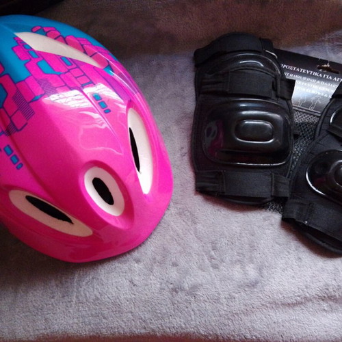 Protection set helmet and knee pads for bike and scooter, new