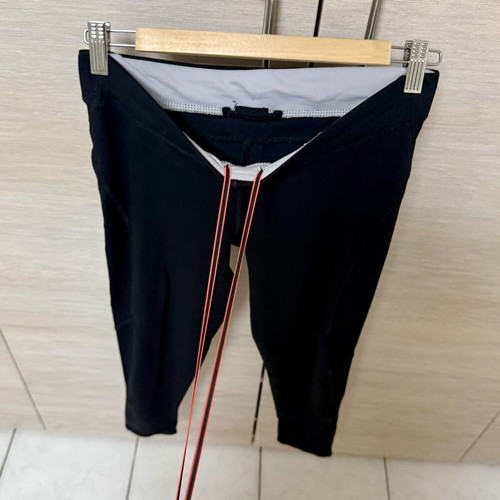 Oysho sports gym leggings size M, like new, black with zipper and hidden pocket