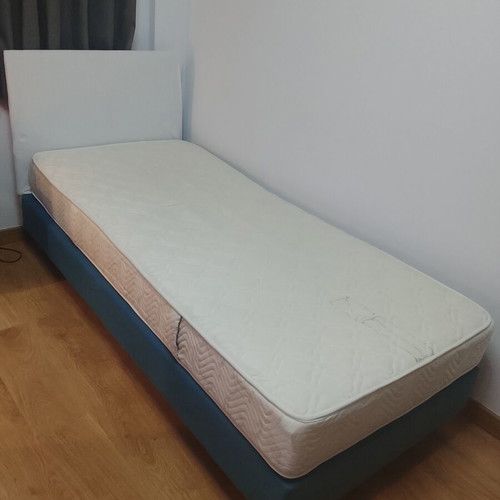Semi-double bed with wooden legs and headboard, like new, 0.90×2.00 m