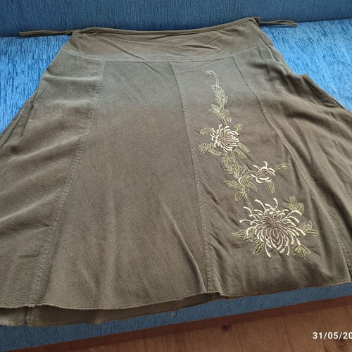 Midi skirt in khaki/olive with embroidered flowers, like new, size S/M