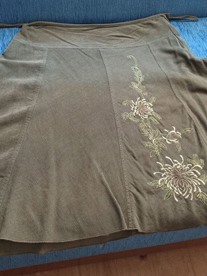 Midi skirt in khaki/olive with embroidered flowers, like new, size S/M
