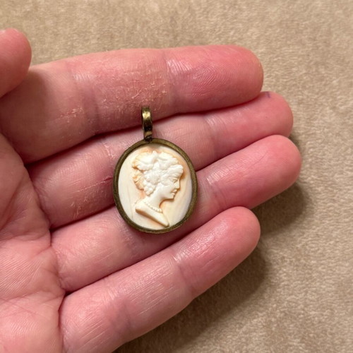Cameo pendant used, old