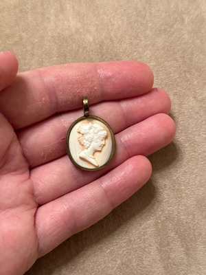 Cameo pendant used, old