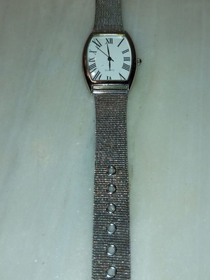 Silver women's wristwatch with Latin numerals, battery-powered