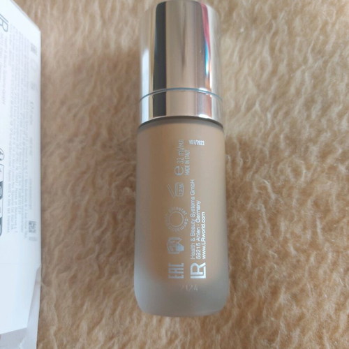 LR ZEITGART Signature Liquid Foundation new, shade 03