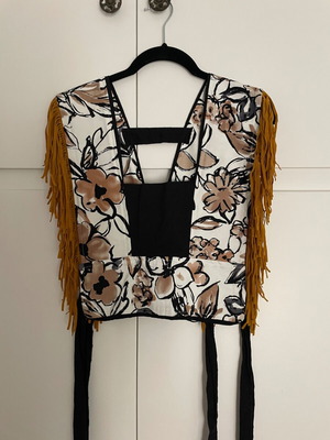 Jerkis vest one size, like new, colorful print with fringes