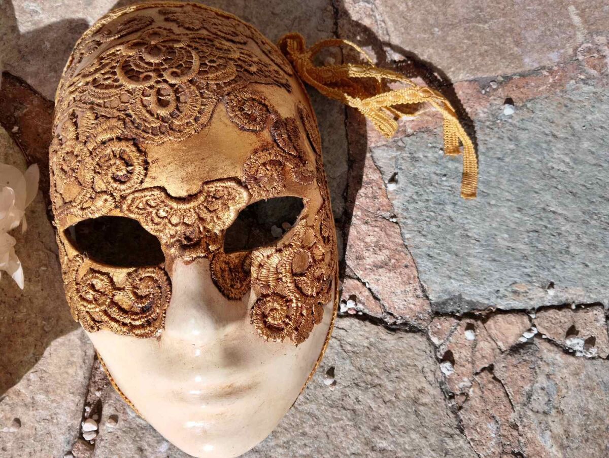 Venetian carnival masks used, set of 2… - € 48,00 - Vendora.cy
