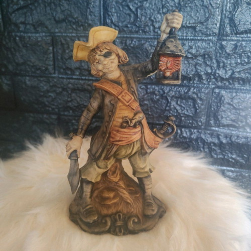 Vintage pirate figurine in excellent condition 22x14cm