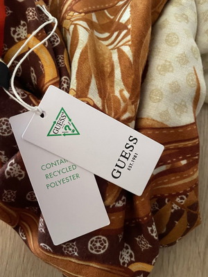 Guess scarf new with warm colors and soft texture