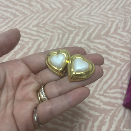 Earrings used heart-shaped gold tone with white center