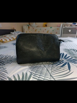 Black hand bag like new with embossed saffiano texture