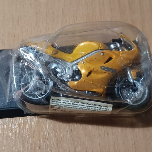 Maisto Triumph Daytona 955i 1:18 collectible motorcycle new, sealed