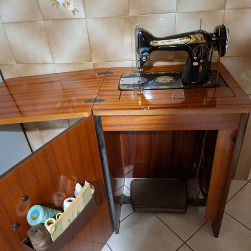 Singer sewing machine with cabinet