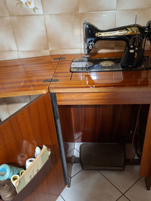 Singer sewing machine with cabinet