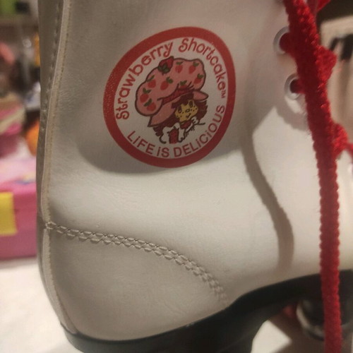 Children's 80s 22no Strawberry Shortcake roller skates used