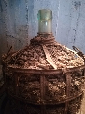 Νταμιτζάνες μεταχειρισμένες, παλιές, σετ 2 με πλέγμα από σίδερο