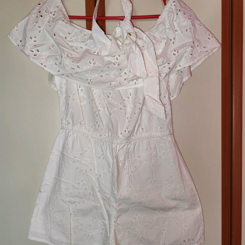 White Bershka one-piece shorts like new with belt and off-shoulder size M