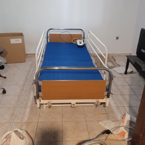 Medical bed like new with crank and pump