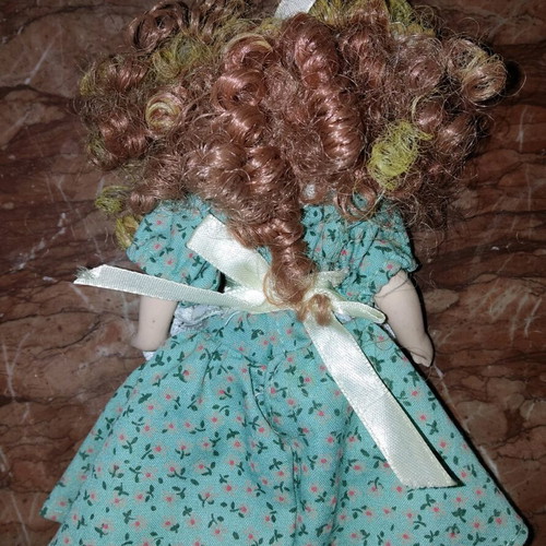 Porcelain doll used about 15cm with magazine