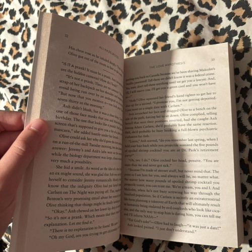 The Love Hypothesis by Ali Hazelwood like new with bonus chapter
