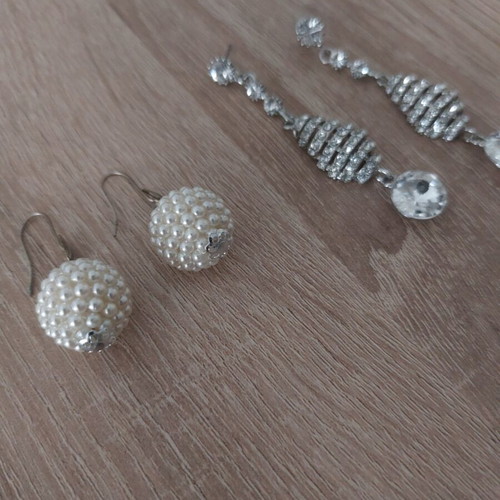 Set of two pairs of earrings like new, white and silver