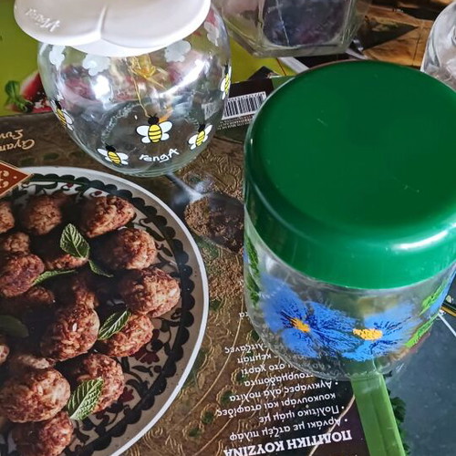 Set of 4 glass jars like new with 5 cooking magazines gift