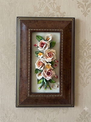 Capodimonte porcelain frame with floral bouquet, like new