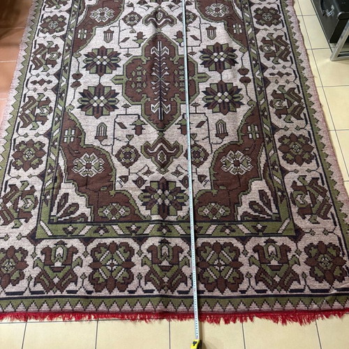Large rug like new, family heirloom