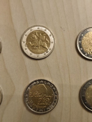 73 διαφορετικά αναμνηστικά κέρματα των 2 ευρώ σε κατάσταση κυκλοφορίας
