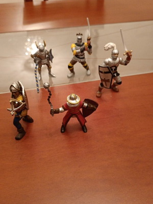 Set of 5 knights figures like new, 8 and 10 cm