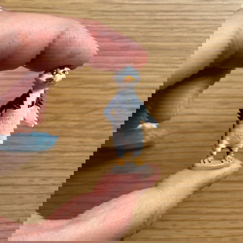 Фигурки Kinder Surprise използвани, Happy Feet 2 или Surfs Up, комплект от 2