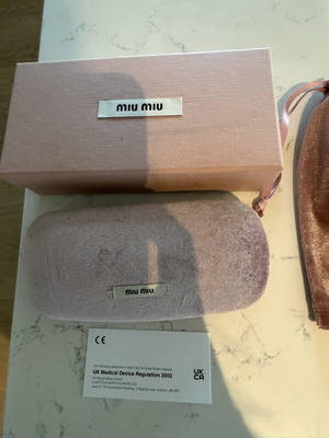 Калъф за слънчеви очила Miu Miu, розов