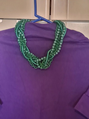 Short necklace like new, green with various materials