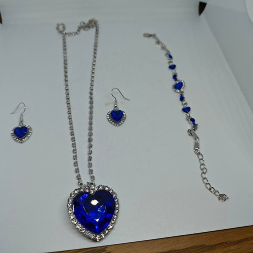 Heart of the Ocean jewelry set like new, pendant, earrings, bracelet