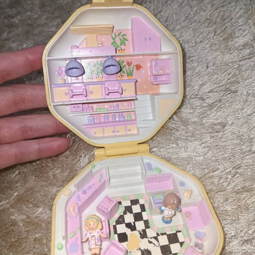 Polly Pocket 1990 toy in very good condition