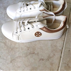 Basic sneakers με μεταλλικές λεπτομέρειες Λευκό/Σαμπανί
