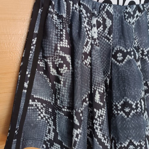 Adidas skirt with snake print like new, gray