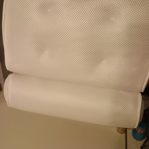 Travel pillow with 4 suction cups like new