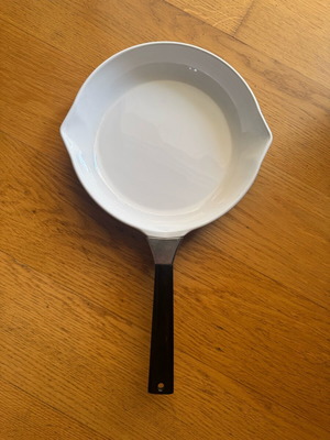Frying Pan like new, white heat-resistant material, 26-28cm