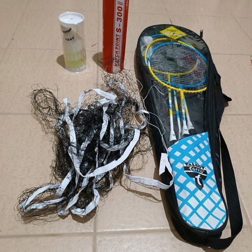 Badminton set with 4 rackets, net, stands and 8 shuttlecocks like new
