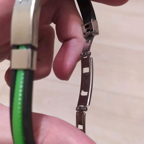 Men's bracelet new with spider motif, black and green