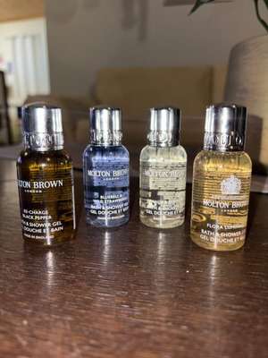 Μινιατούρες Molton Brown bath and shower gel, σετ 4 τεμαχίων