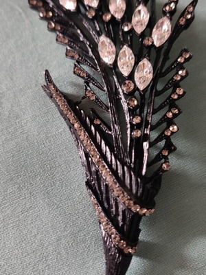 Uterque feather brooch with strass like new, black
