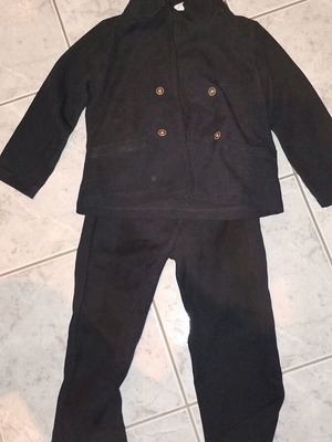 Boys' suit like new, size 6, black