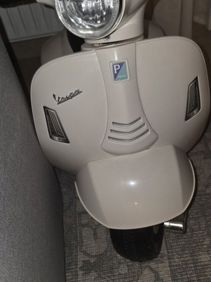 Vespa GTS Super Sport children's electric scooter like new